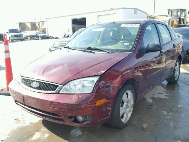 1FAHP34N76W245556 - 2006 FORD FOCUS ZX4 RED photo 2