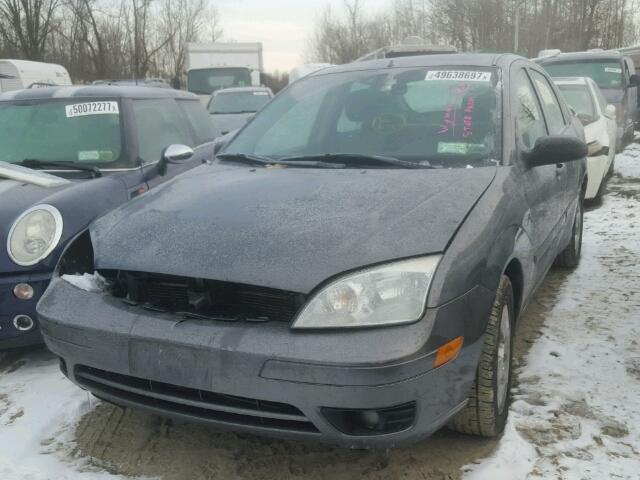 1FAHP34N87W360698 - 2007 FORD FOCUS SES GRAY photo 2