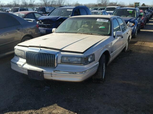 1LNLM83W9VY638316 - 1997 LINCOLN TOWN CAR C CREAM photo 2