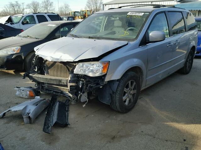 2A4RR5D14AR350729 - 2010 CHRYSLER TOWN & COU SILVER photo 2