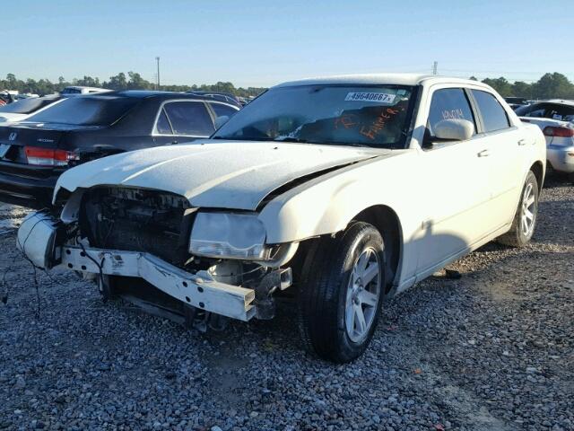 2C3LA43R27H772263 - 2007 CHRYSLER 300 WHITE photo 2