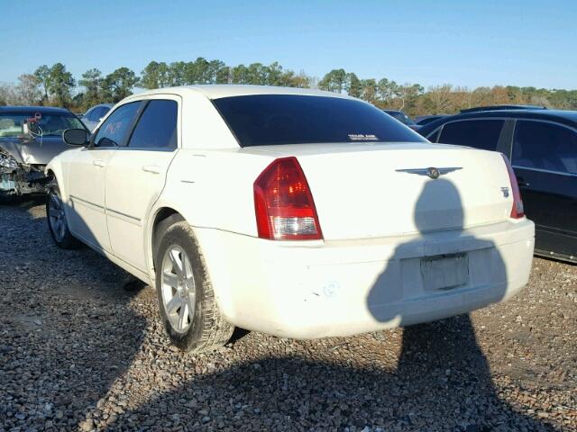 2C3LA43R27H772263 - 2007 CHRYSLER 300 WHITE photo 3