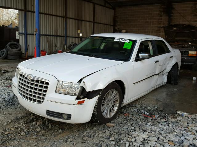 2C3CA5CV3AH284109 - 2010 CHRYSLER 300 TOURIN WHITE photo 2