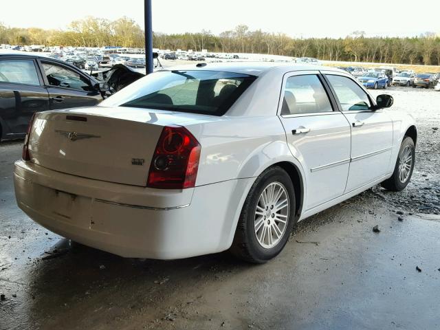 2C3CA5CV3AH284109 - 2010 CHRYSLER 300 TOURIN WHITE photo 4