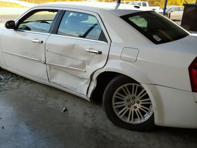 2C3CA5CV3AH284109 - 2010 CHRYSLER 300 TOURIN WHITE photo 9