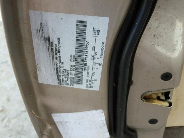 1LNHM82W6XY615957 - 1999 LINCOLN TOWN CAR S GOLD photo 10