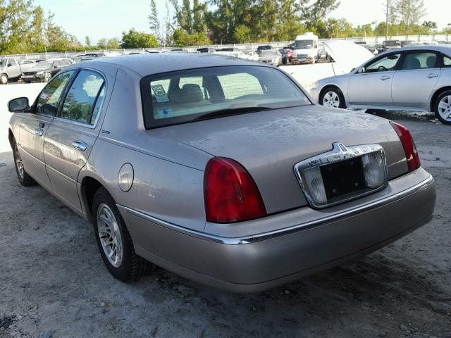 1LNHM82W6XY615957 - 1999 LINCOLN TOWN CAR S GOLD photo 3