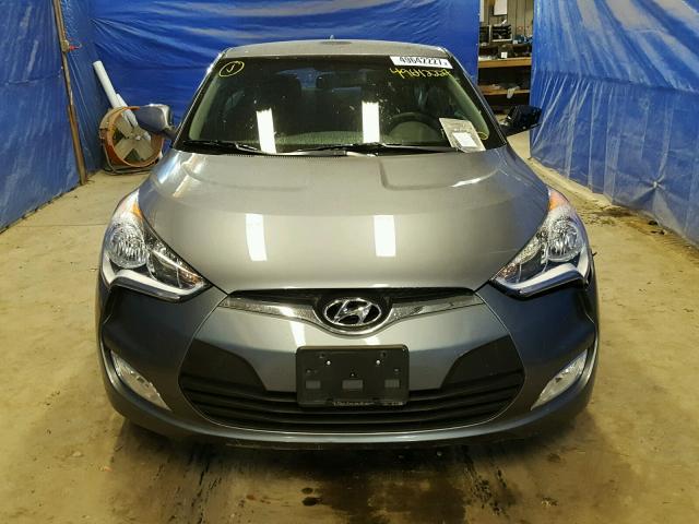 KMHTC6AD7HU305875 - 2017 HYUNDAI VELOSTER B GRAY photo 9