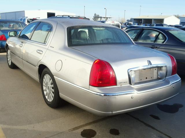 1LNHM82W83Y610138 - 2003 LINCOLN TOWN CAR S SILVER photo 3