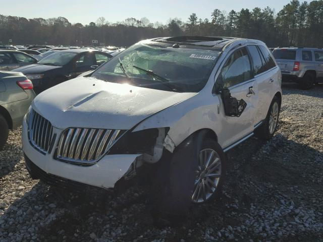 2LMDJ6JK2BBJ13659 - 2011 LINCOLN MKX WHITE photo 2