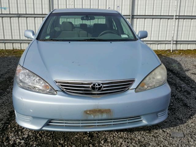 4T1BE32KX5U532149 - 2005 TOYOTA CAMRY LE BLUE photo 9