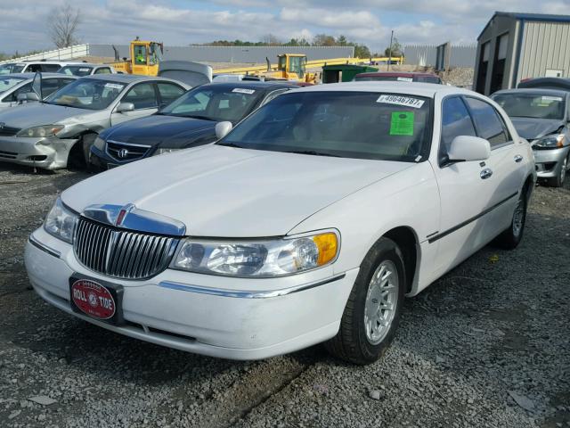 1LNHM82W1XY699847 - 1999 LINCOLN TOWN CAR S WHITE photo 2