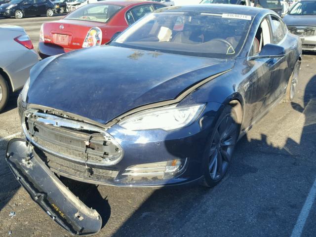 5YJSA1DP8DFP14842 - 2013 TESLA MODEL S Blau Foto 2