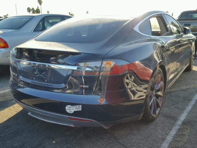 5YJSA1DP8DFP14842 - 2013 TESLA MODEL S Blau Foto 4