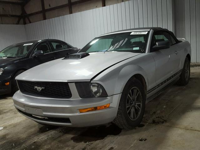 1ZVHT84N055187696 - 2005 FORD MUSTANG SILVER photo 2