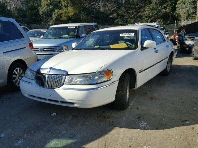 1LNHM81W51Y701446 - 2001 LINCOLN TOWN CAR E WHITE photo 2