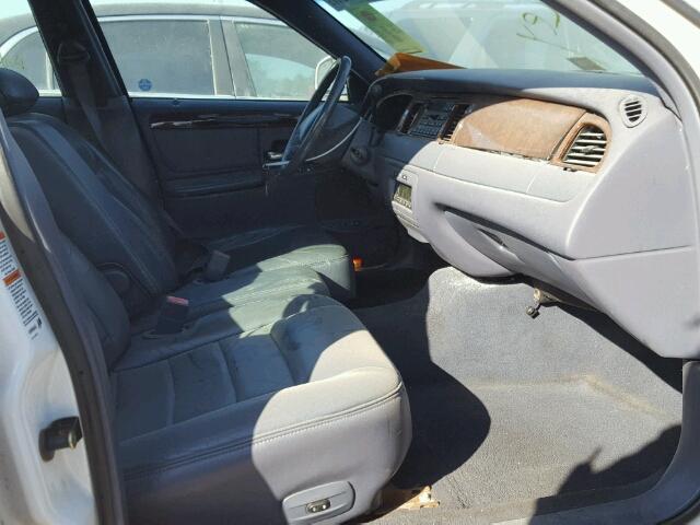 1LNHM81W51Y701446 - 2001 LINCOLN TOWN CAR E WHITE photo 5