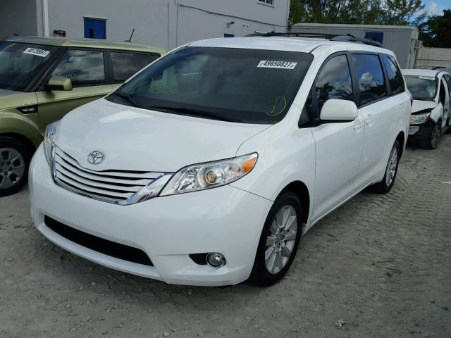 5TDJK3DC6FS095836 - 2015 TOYOTA SIENNA LE WHITE photo 2