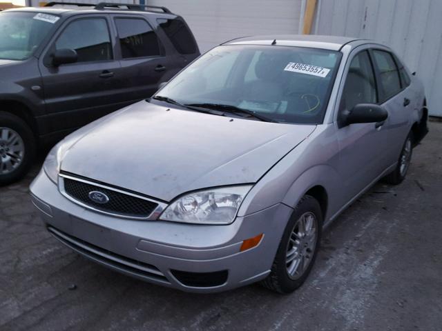 1FAFP34N37W259673 - 2007 FORD FOCUS ZX4 SILVER photo 2