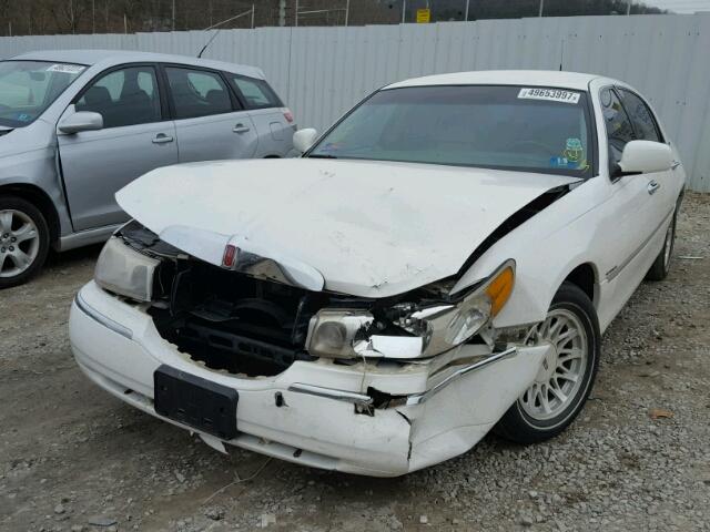 1LNFM82W4WY696334 - 1998 LINCOLN TOWN CAR S WHITE photo 2