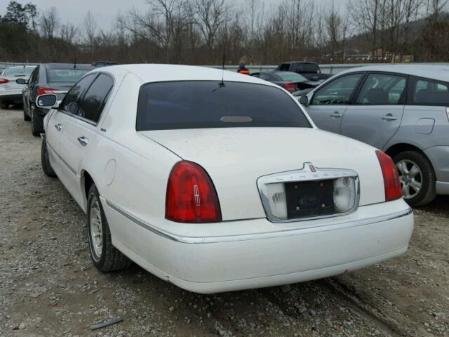 1LNFM82W4WY696334 - 1998 LINCOLN TOWN CAR S WHITE photo 3