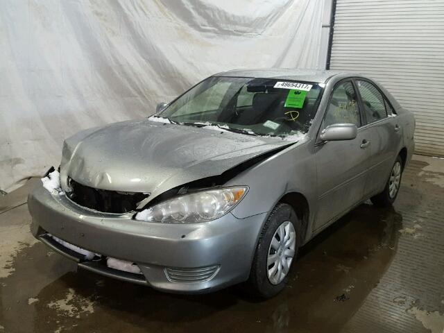 4T1BE32K85U640107 - 2005 TOYOTA CAMRY LE GRAY photo 2