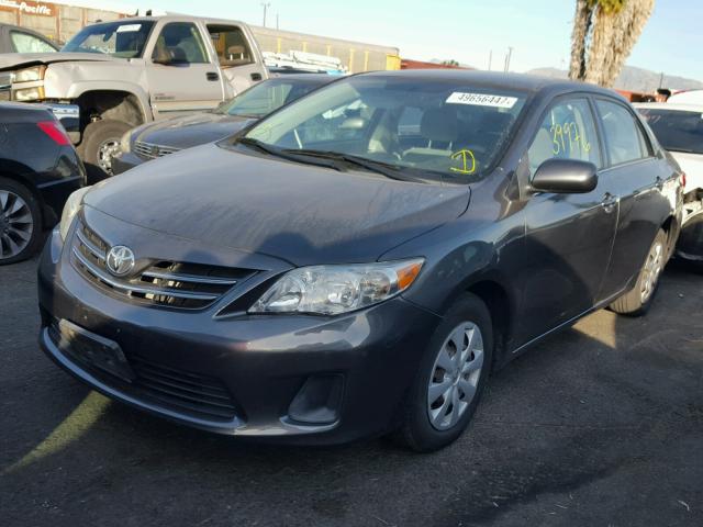 2T1BU4EEXDC007414 - 2013 TOYOTA COROLLA BA GRAY photo 2