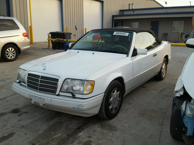 WDBEA66E6SC274375 - 1995 MERCEDES-BENZ E 320 WHITE photo 2