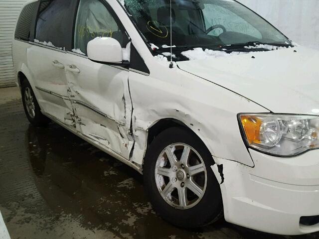 2A4RR5D13AR451566 - 2010 CHRYSLER TOWN & COU WHITE photo 9