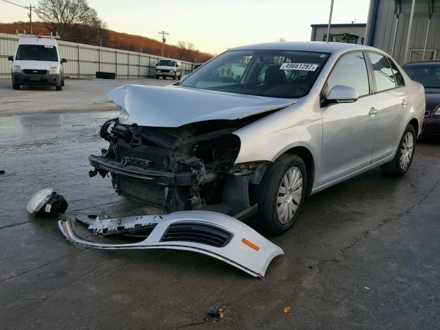 3VWJZ7AJXAM007625 - 2010 VOLKSWAGEN JETTA S SILVER photo 2