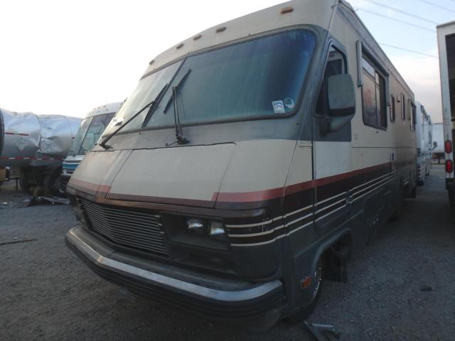 1GBKP37W4H3316497 - 1987 PACE MOTORHOME WHITE photo 2