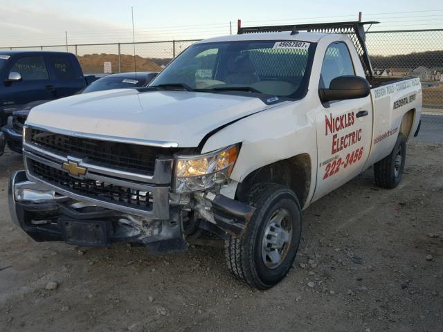 1GCHC24K27E554705 - 2007 CHEVROLET SILVERADO WHITE photo 2