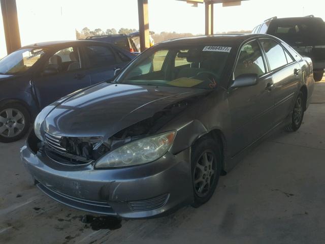 4T1BE32K35U624168 - 2005 TOYOTA CAMRY LE GRAY photo 2