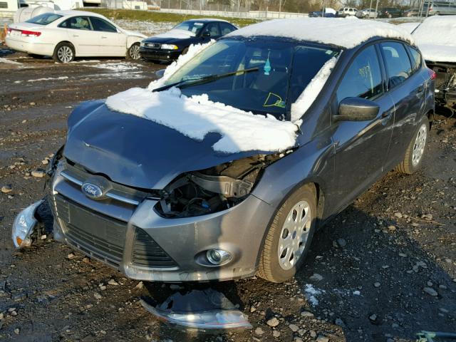 1FAHP3K22CL224202 - 2012 FORD FOCUS SE GRAY photo 2