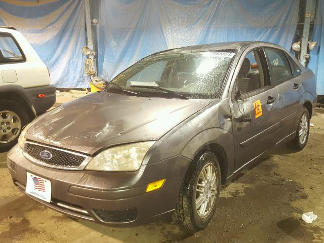 1FAFP34N76W207851 - 2006 FORD FOCUS ZX4 GRAY photo 2