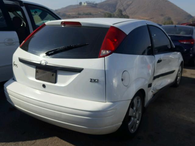 3FAHP31361R176003 - 2001 FORD FOCUS ZX3 WHITE photo 4