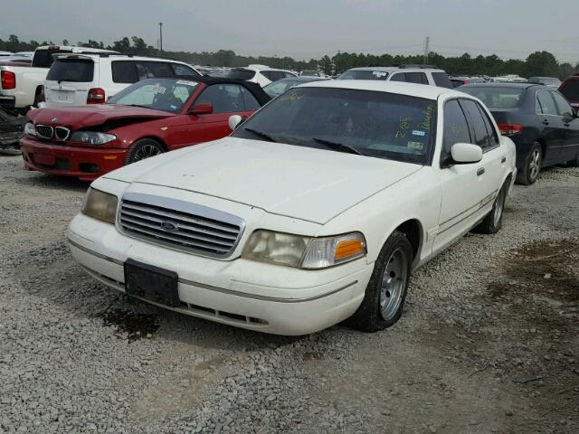 2FAFP73W9WX158772 - 1998 FORD CROWN VICT WHITE photo 2