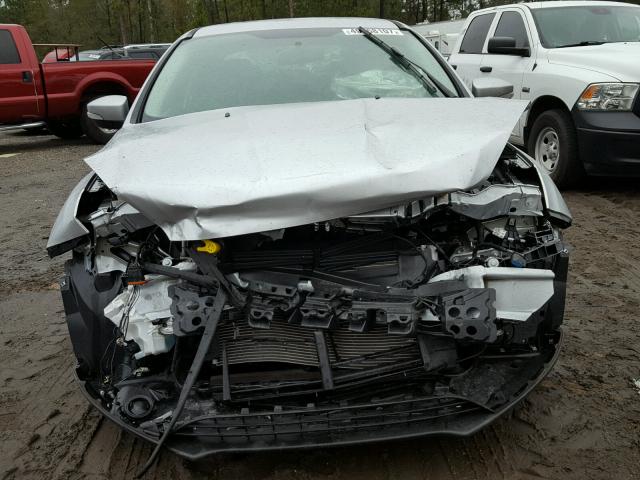 1FADP3F21GL402373 - 2016 FORD FOCUS SE SILVER photo 9