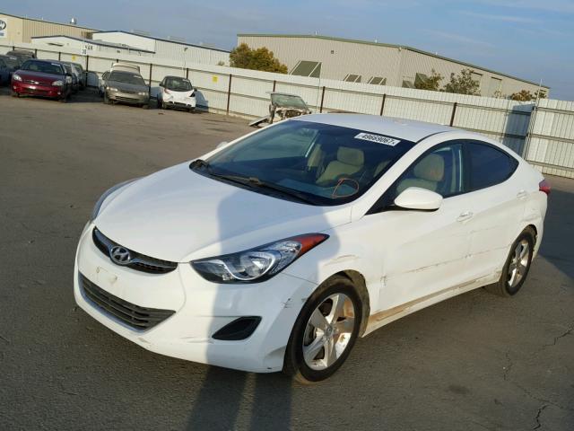 5NPDH4AE0DH345288 - 2013 HYUNDAI ELANTRA GL WHITE photo 2