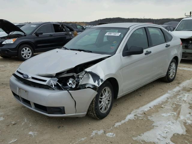 1FAHP35N09W231968 - 2009 FORD FOCUS SE SILVER photo 2