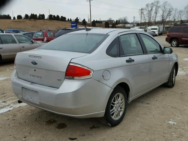 1FAHP35N09W231968 - 2009 FORD FOCUS SE SILVER photo 4