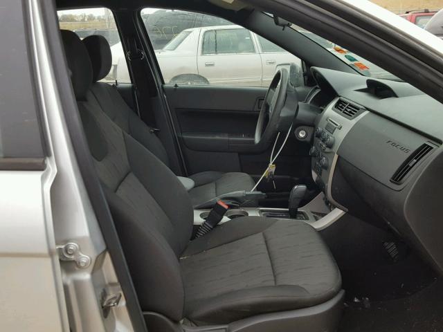 1FAHP35N09W231968 - 2009 FORD FOCUS SE SILVER photo 5