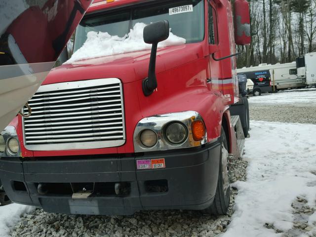 1FUJA3CG11LG36997 - 2001 FREIGHTLINER CONVENTION RED photo 2