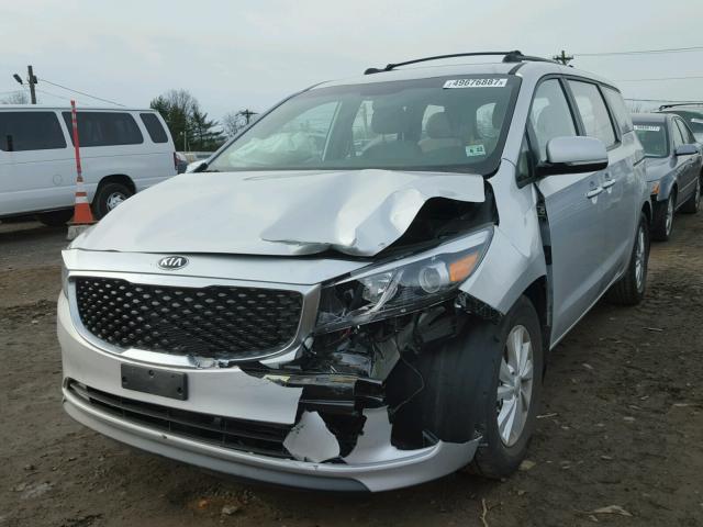 KNDMA5C14H6291689 - 2017 KIA SEDONA L SILVER photo 2