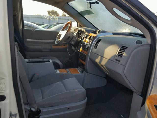 1A8HX58N18F110567 - 2008 CHRYSLER ASPEN LIMI CREAM photo 5