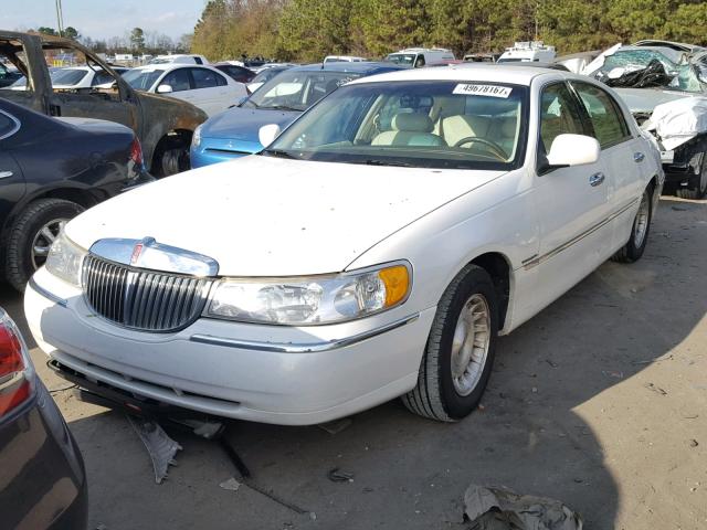 1LNFM81W7WY682929 - 1998 LINCOLN TOWN CAR E WHITE photo 2