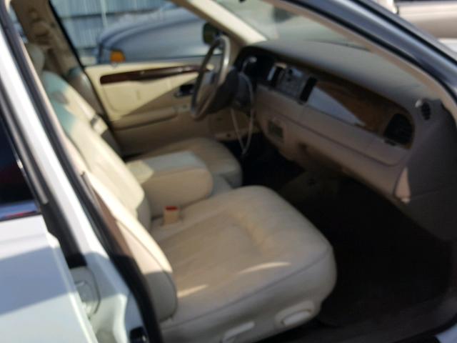 1LNFM81W7WY682929 - 1998 LINCOLN TOWN CAR E WHITE photo 5