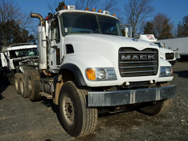 1M2AG11C02M001980 - 2002 MACK 700 CV700 WHITE photo 1