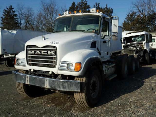 1M2AG11C02M001980 - 2002 MACK 700 CV700 WHITE photo 2