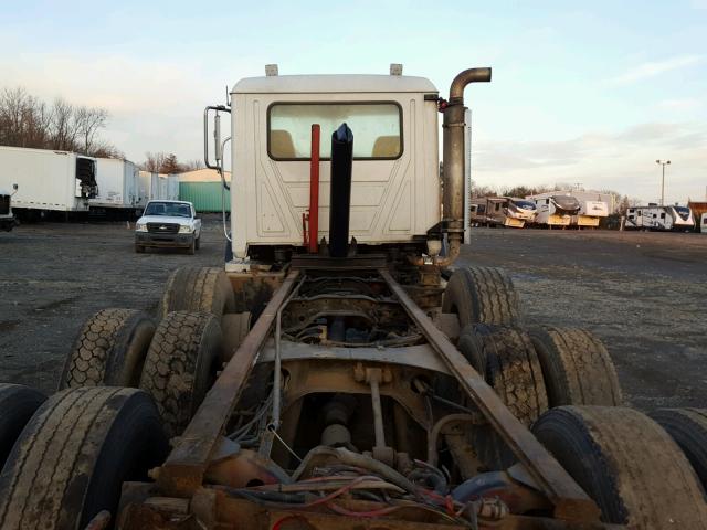 1M2AG11C02M001980 - 2002 MACK 700 CV700 WHITE photo 6